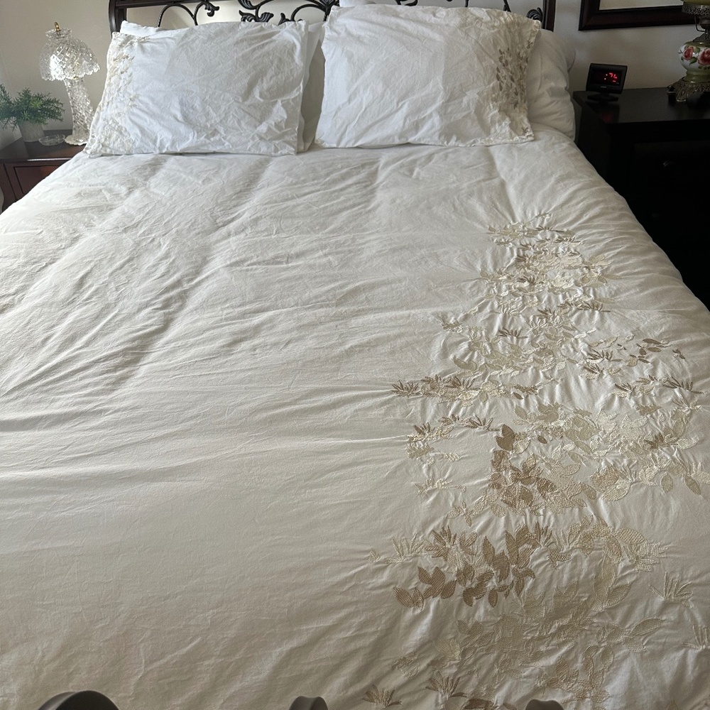 Queen size duvet cover with 2 shams
